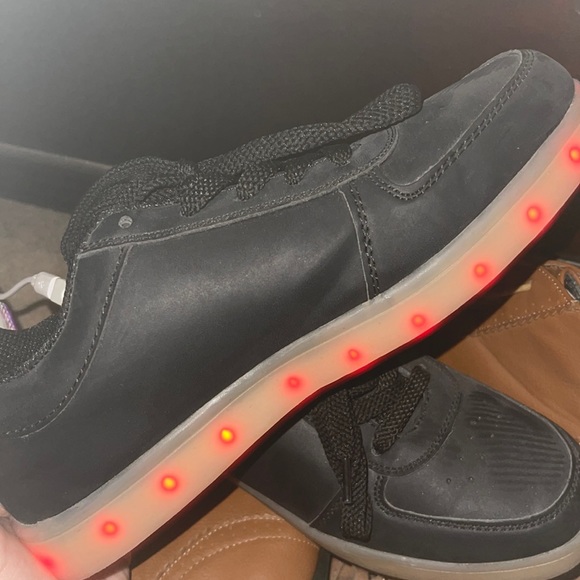 These are shoes that light up from the bottom - Picture 1 of 7